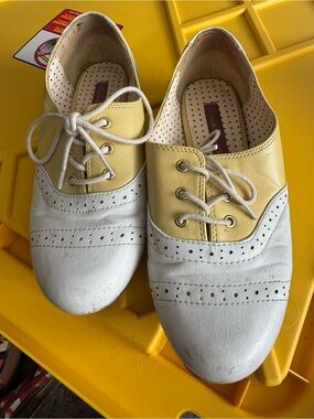 Vintage Inspired Two-Tone Lace-Up Oxford Shoes - Yellow & White
